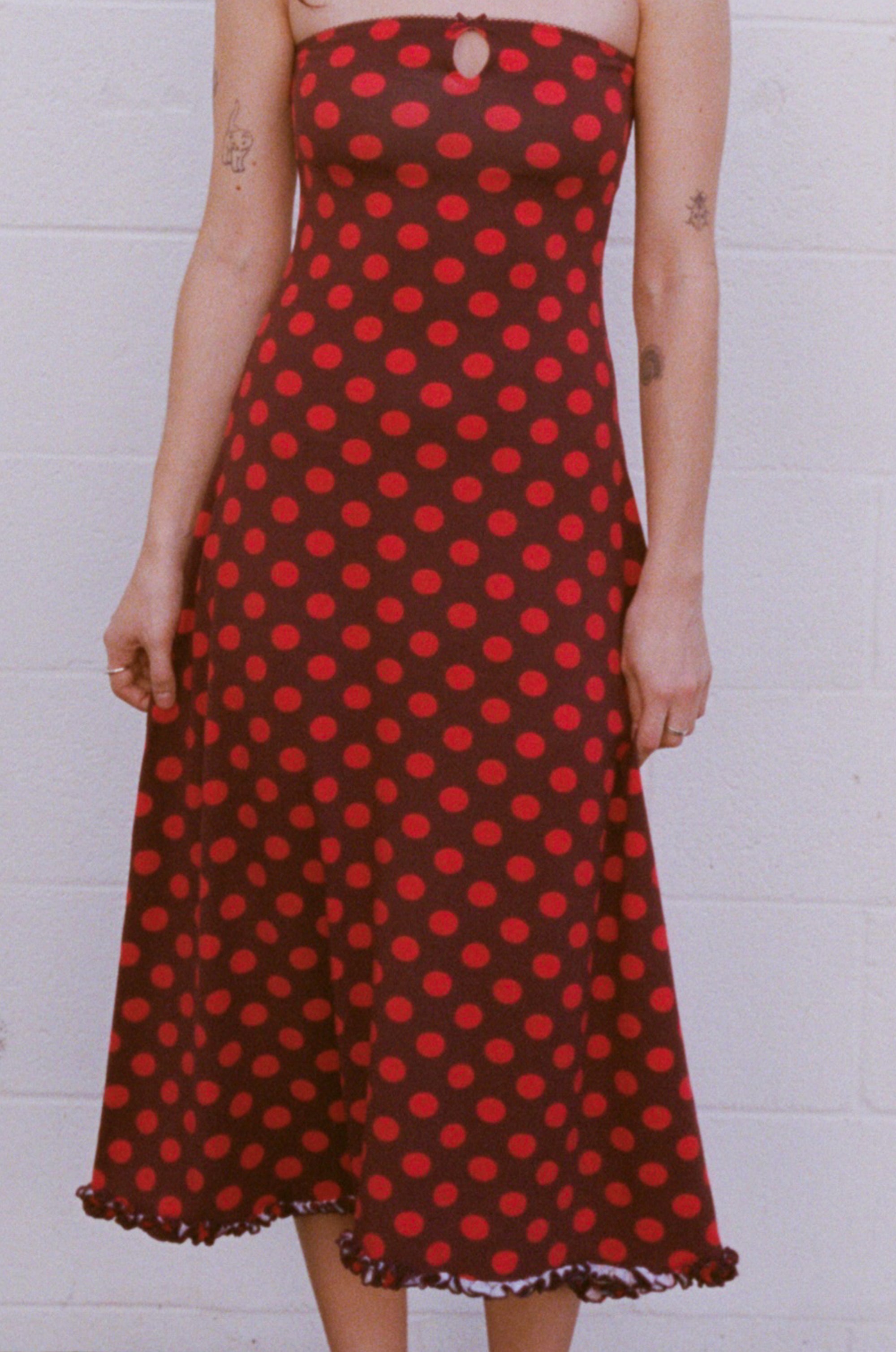 KEYHOLE TUBE DRESS IN SCARLET DOT