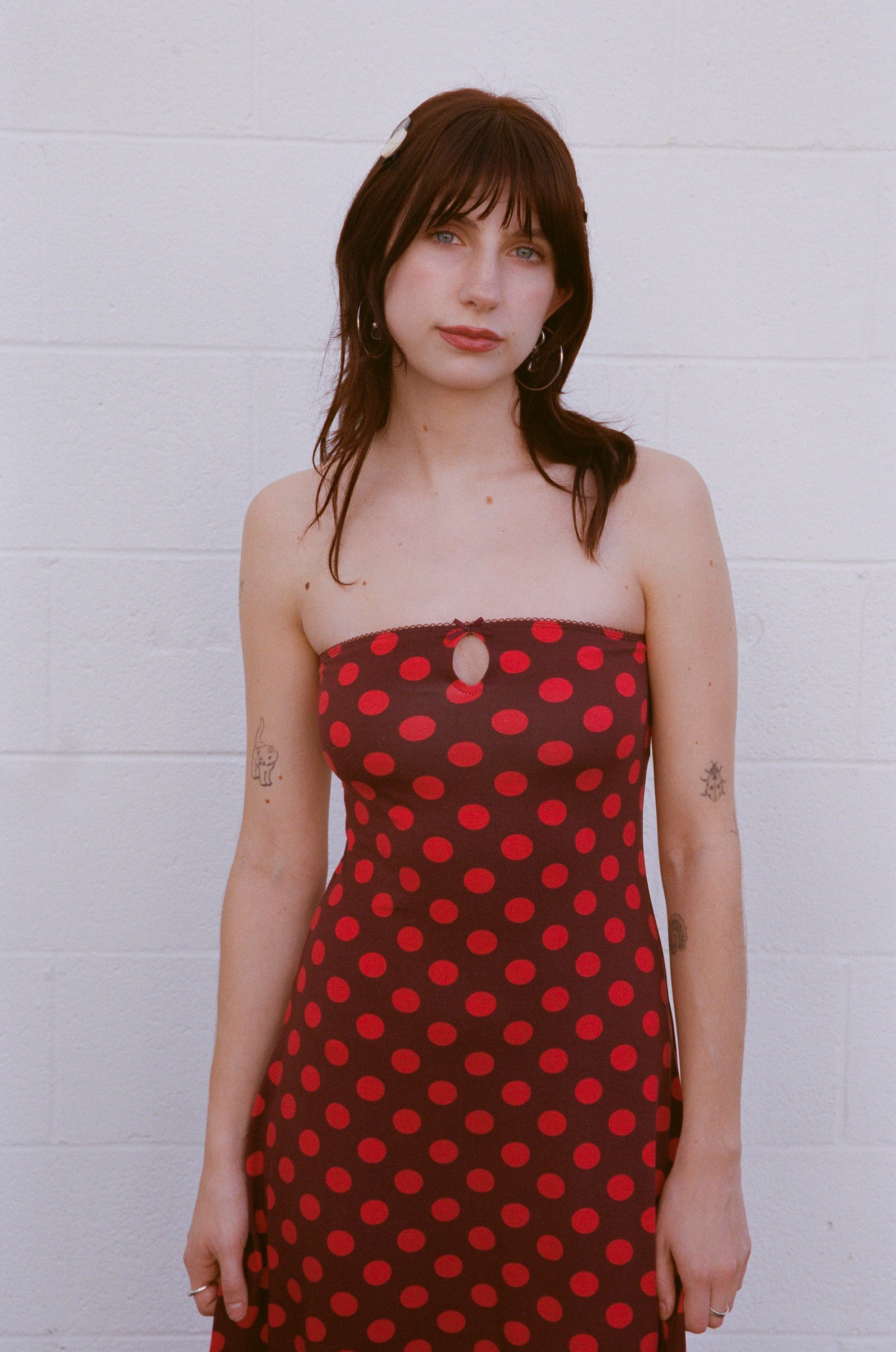 KEYHOLE TUBE DRESS IN SCARLET DOT