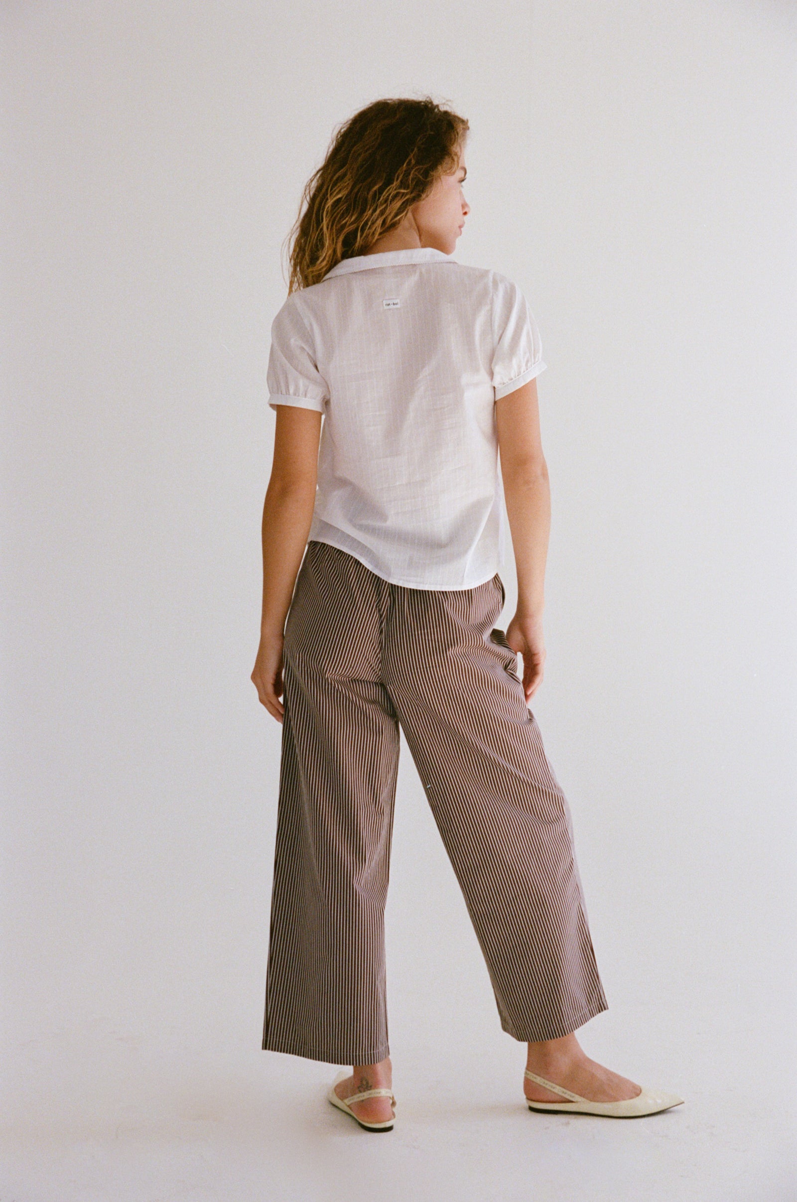 DREAM JOGGER IN MOCHA PINSTRIPE