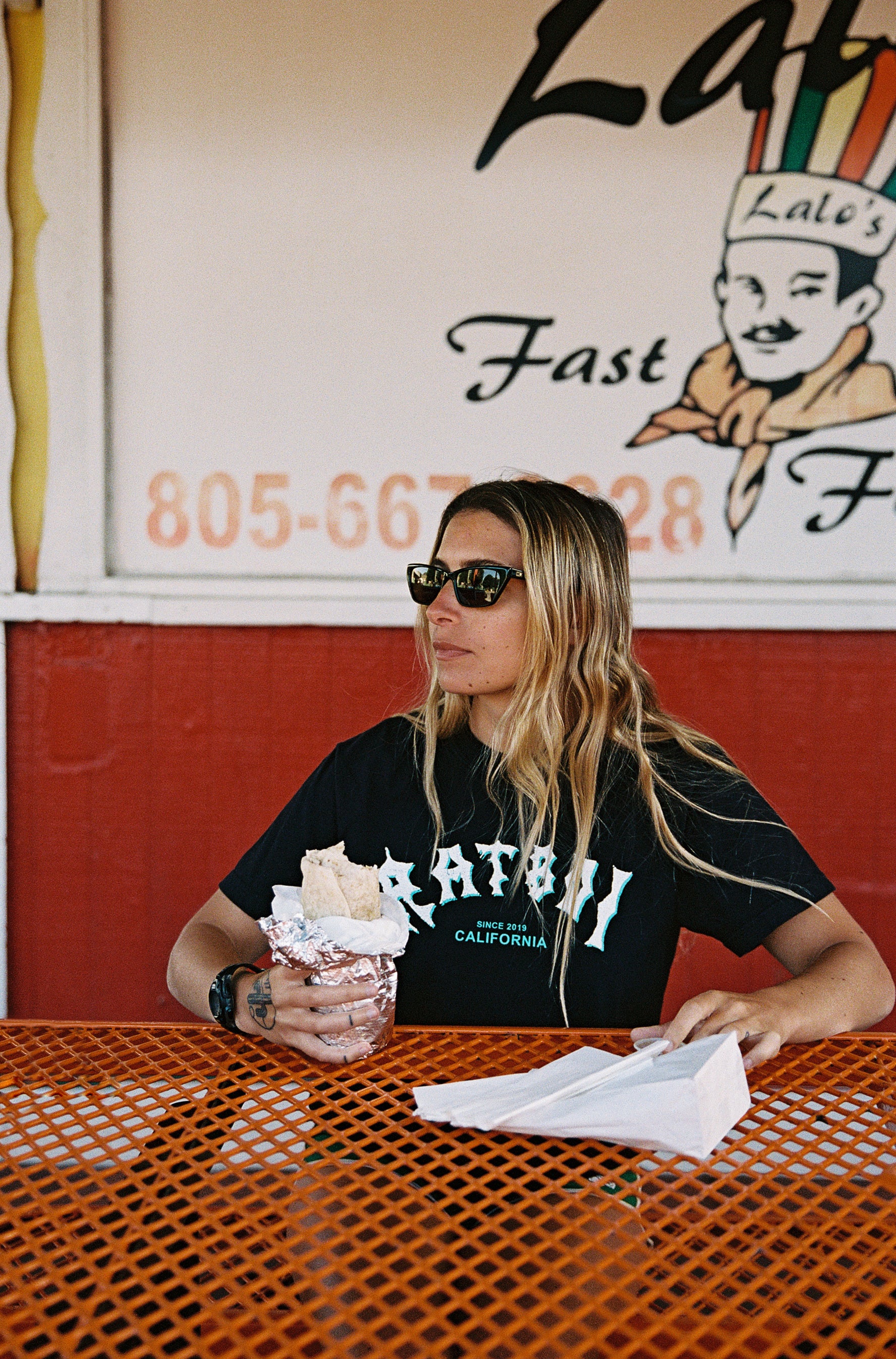 SURF LOGO T-SHIRT IN ONYX