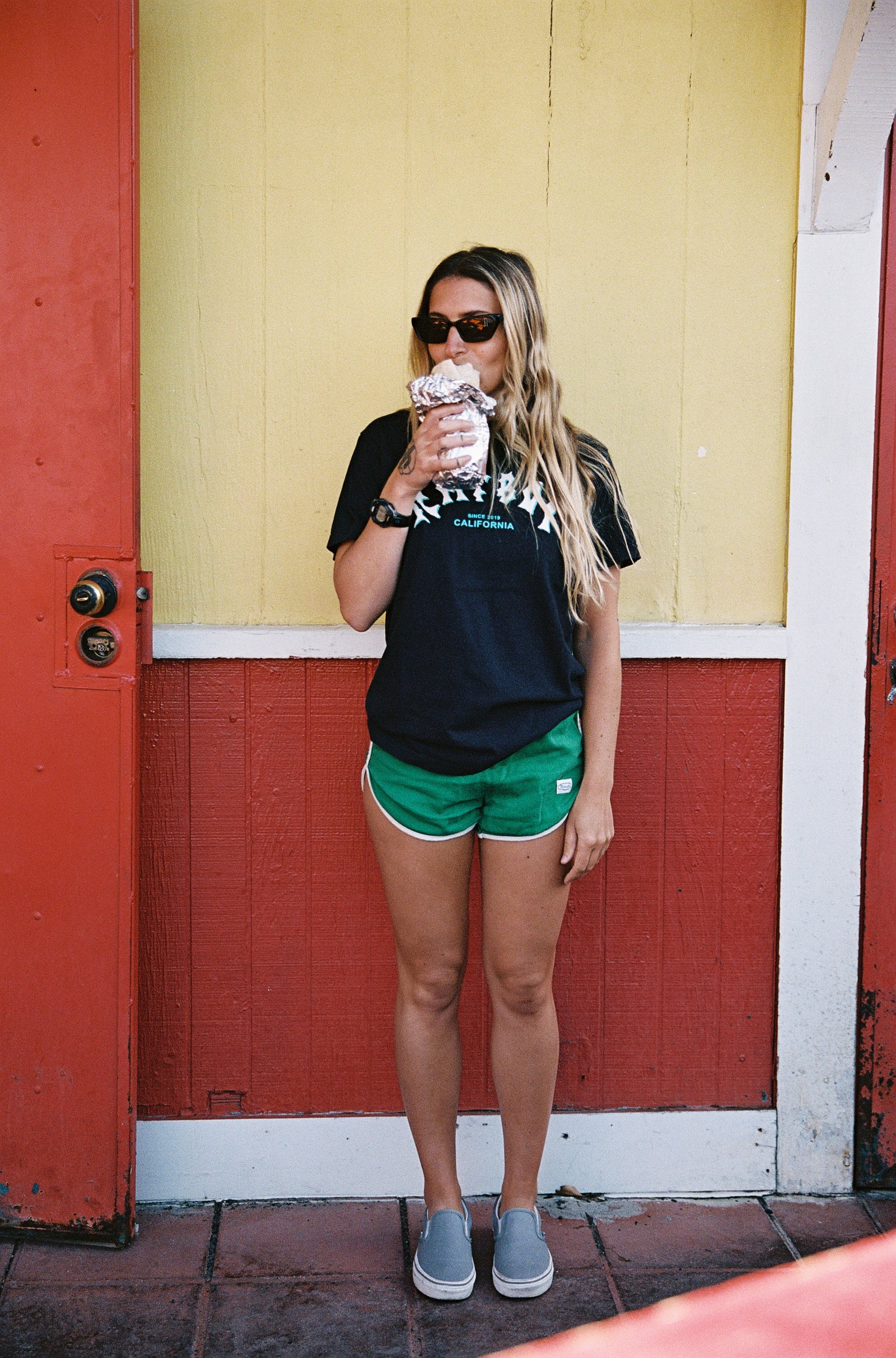 SURF LOGO T-SHIRT IN ONYX