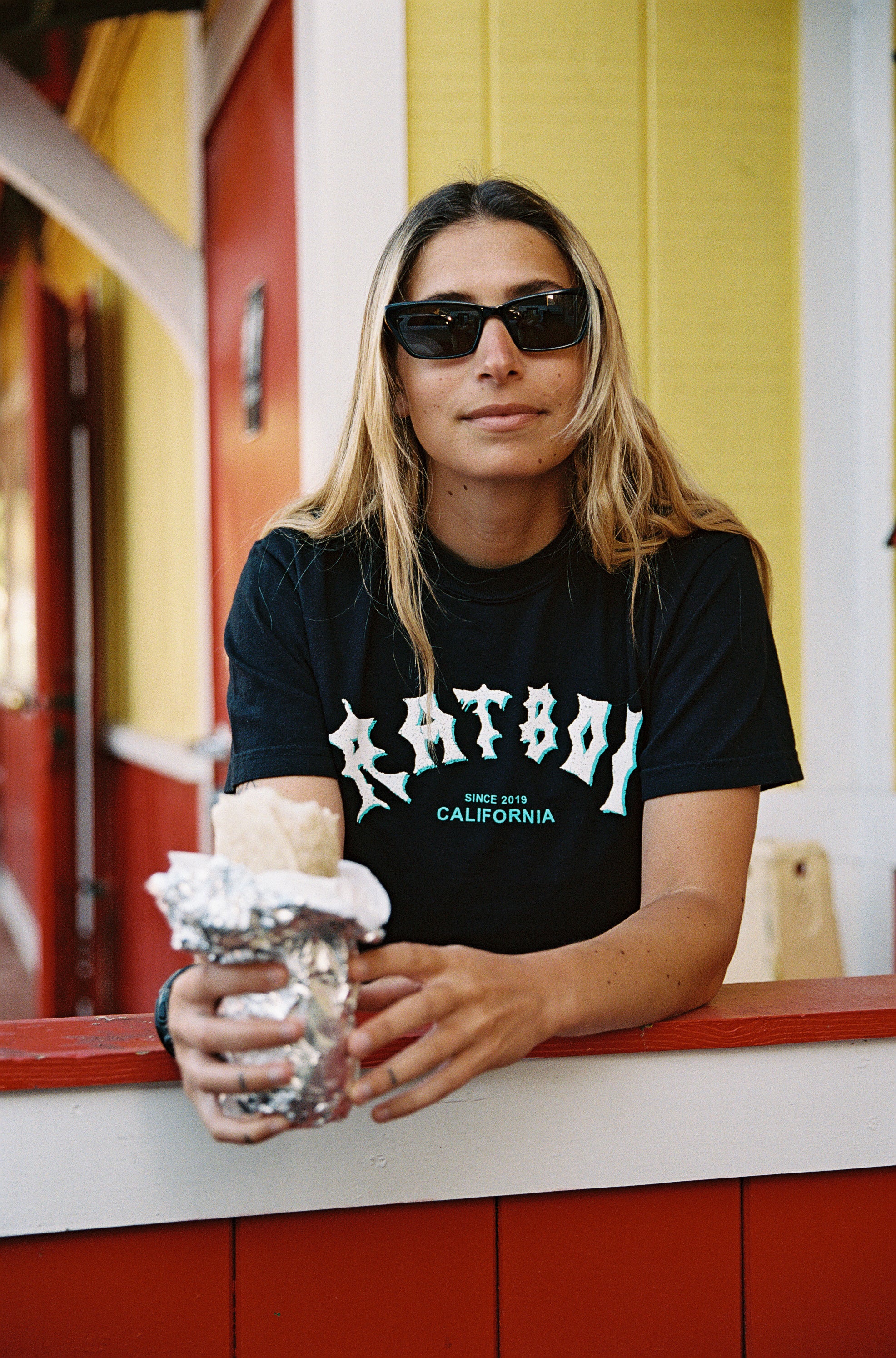 SURF LOGO T-SHIRT IN ONYX