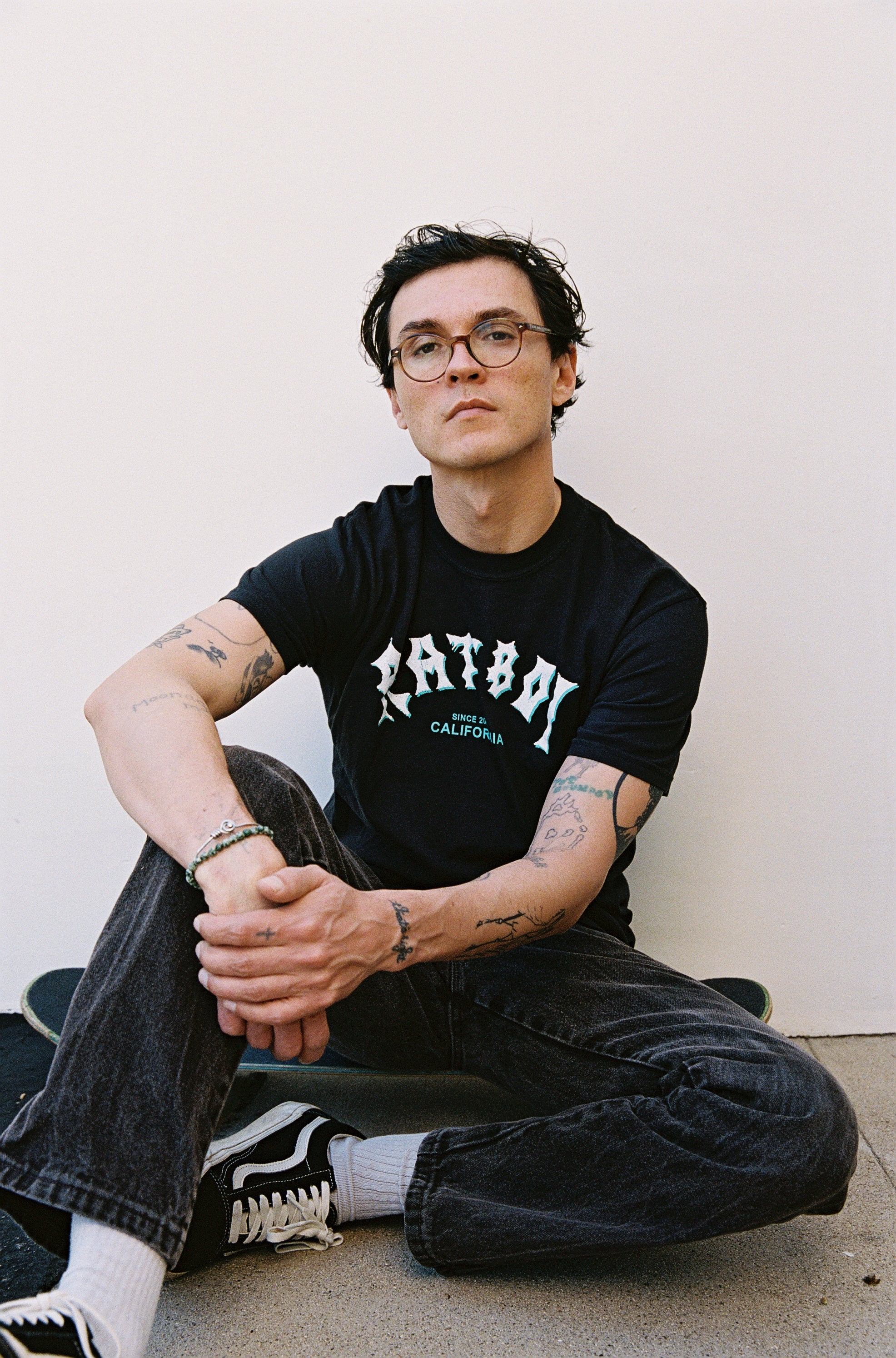 SURF LOGO T-SHIRT IN ONYX