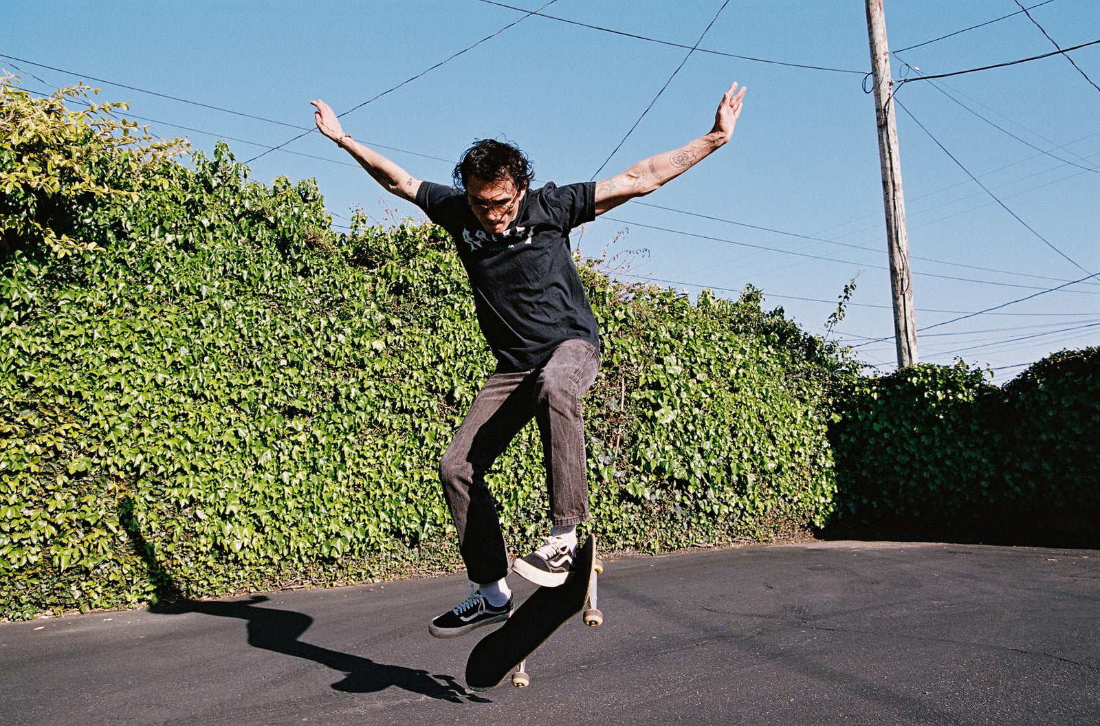 SURF LOGO T-SHIRT IN ONYX