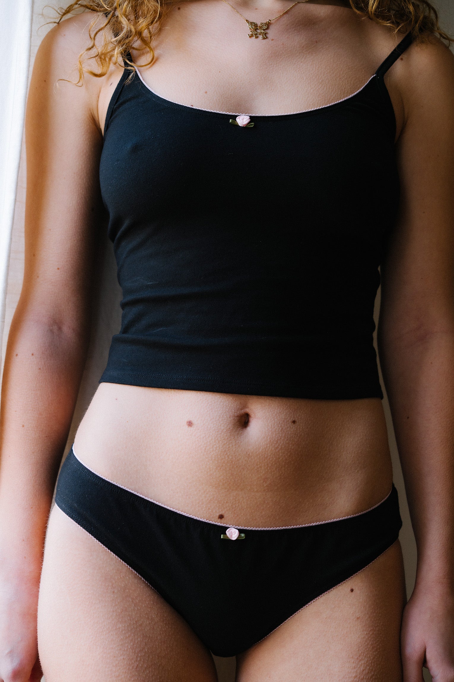 LOW RISE UNDERWEAR IN ONYX/BABY PINK