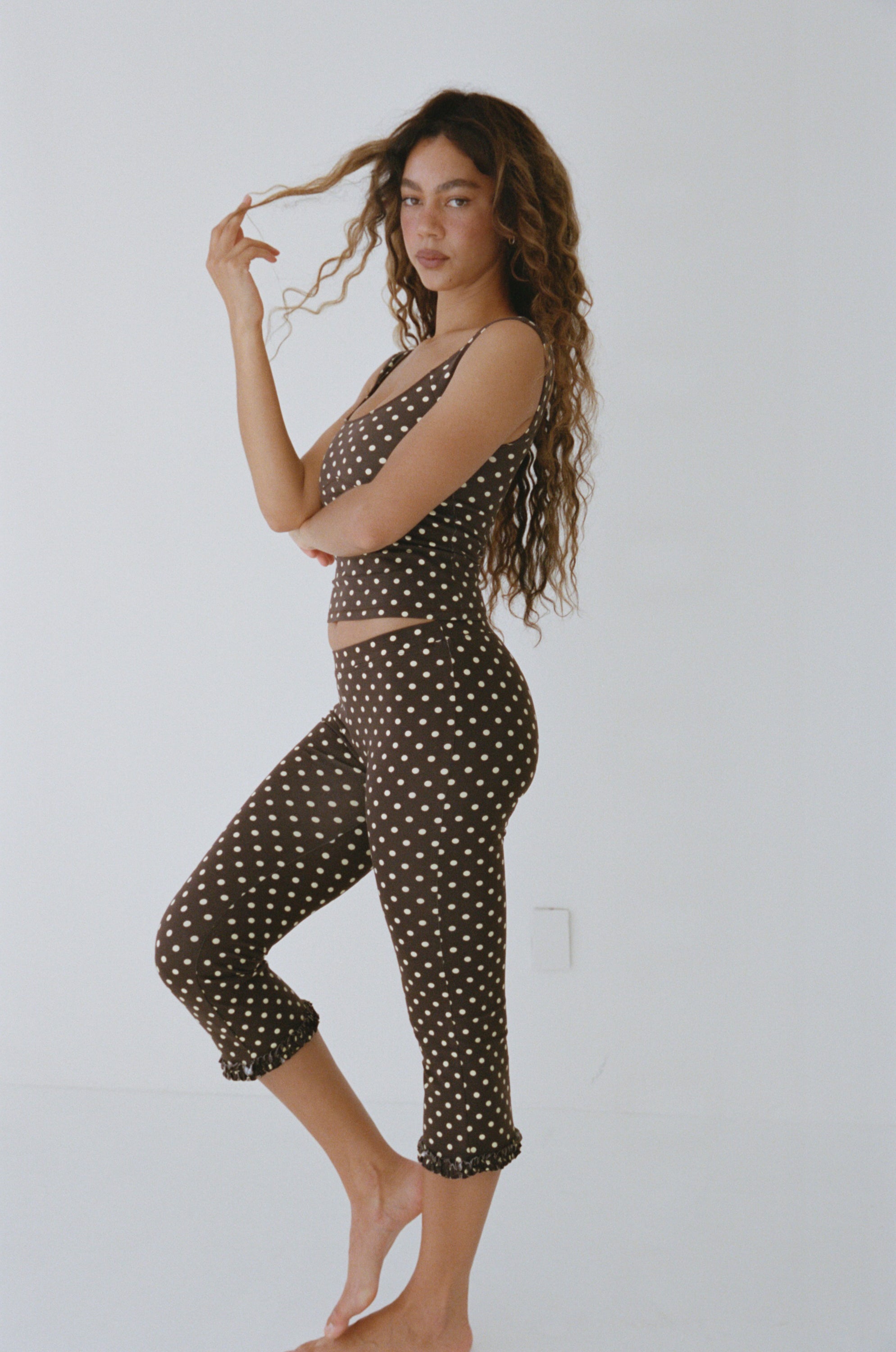 RUFFLE CAPRI IN ESPRESSO DOT