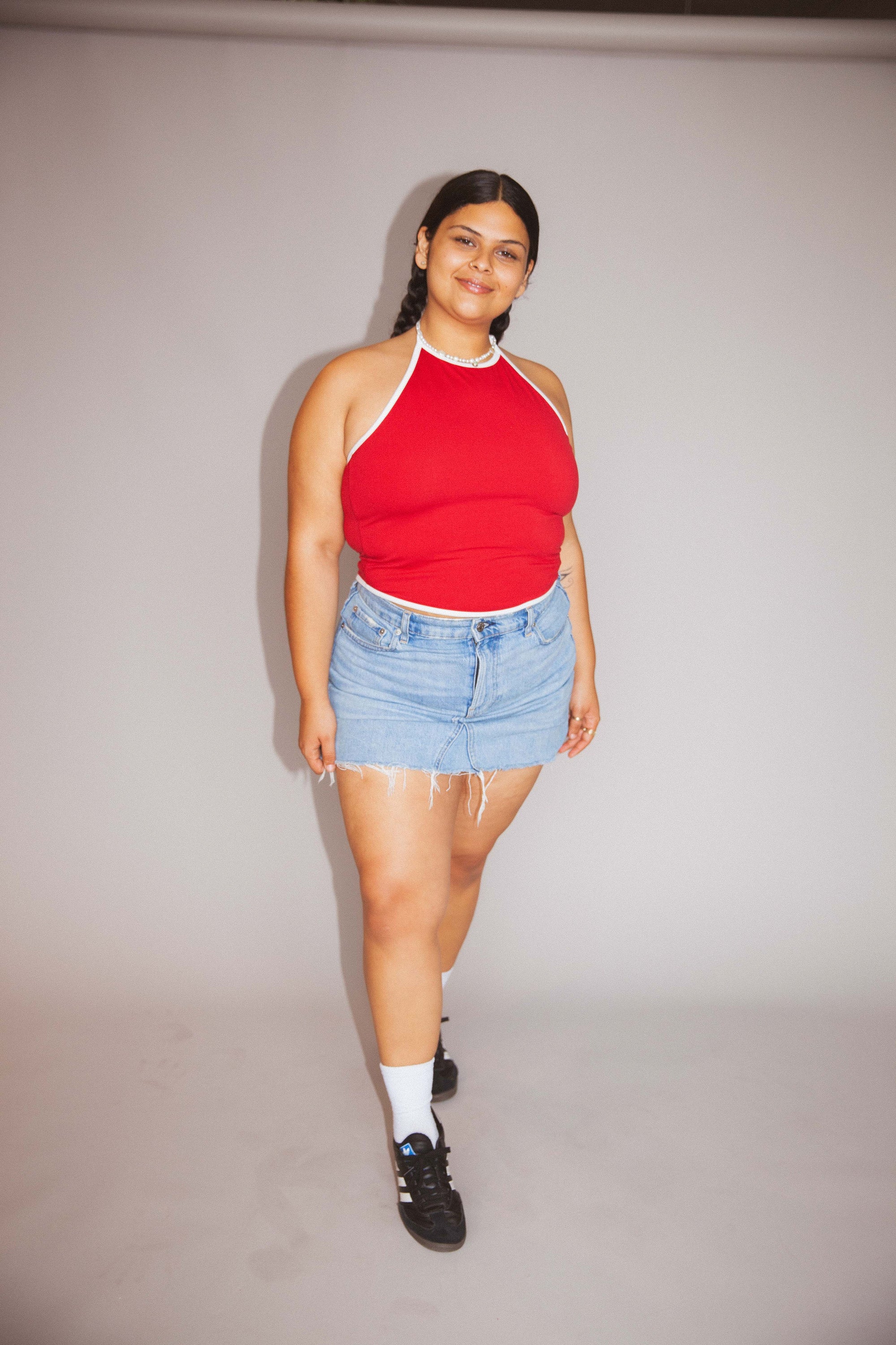 LINED CONTRAST HALTER TOP IN CHERRY