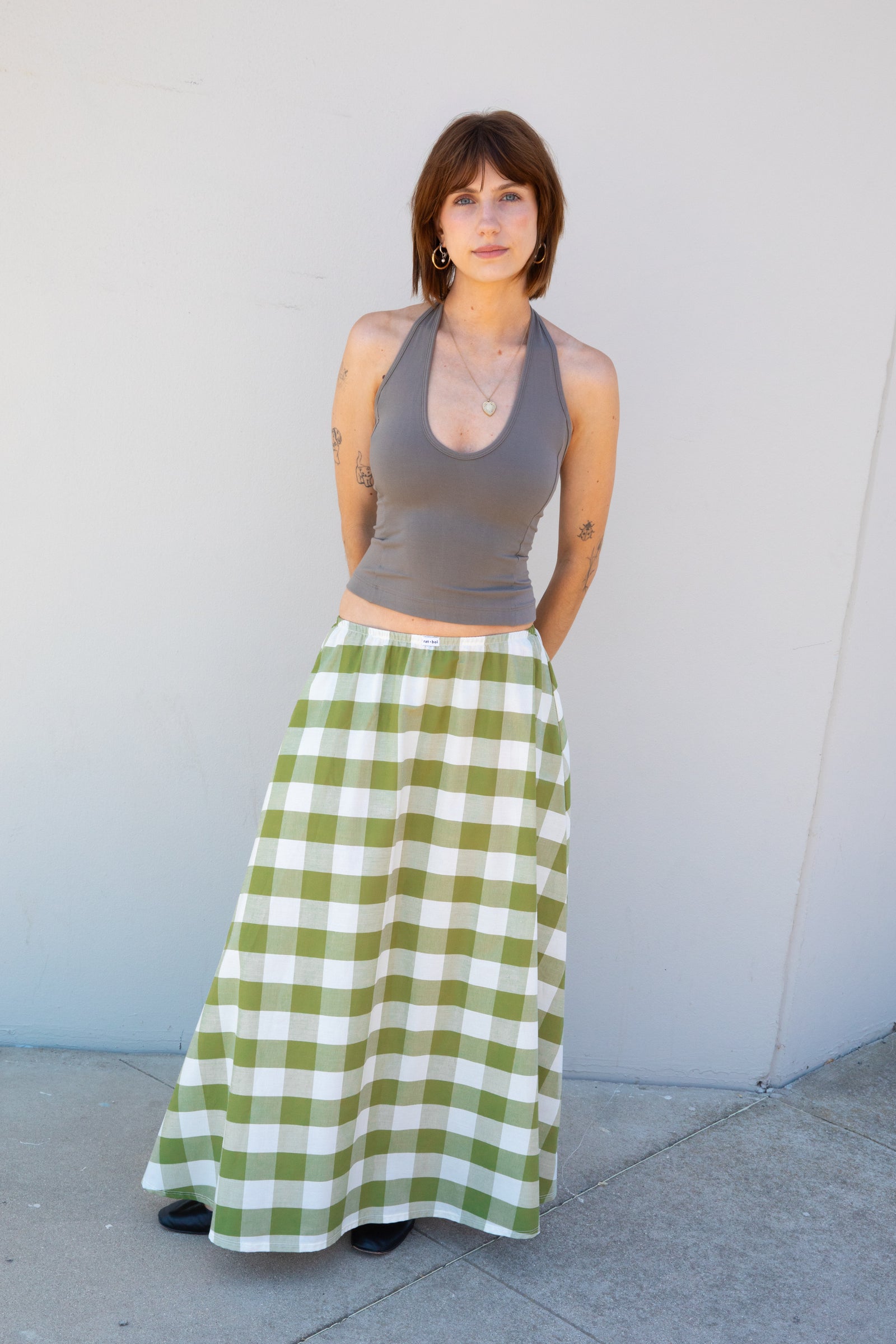 SPORTY HALTER TOP IN TAUPE