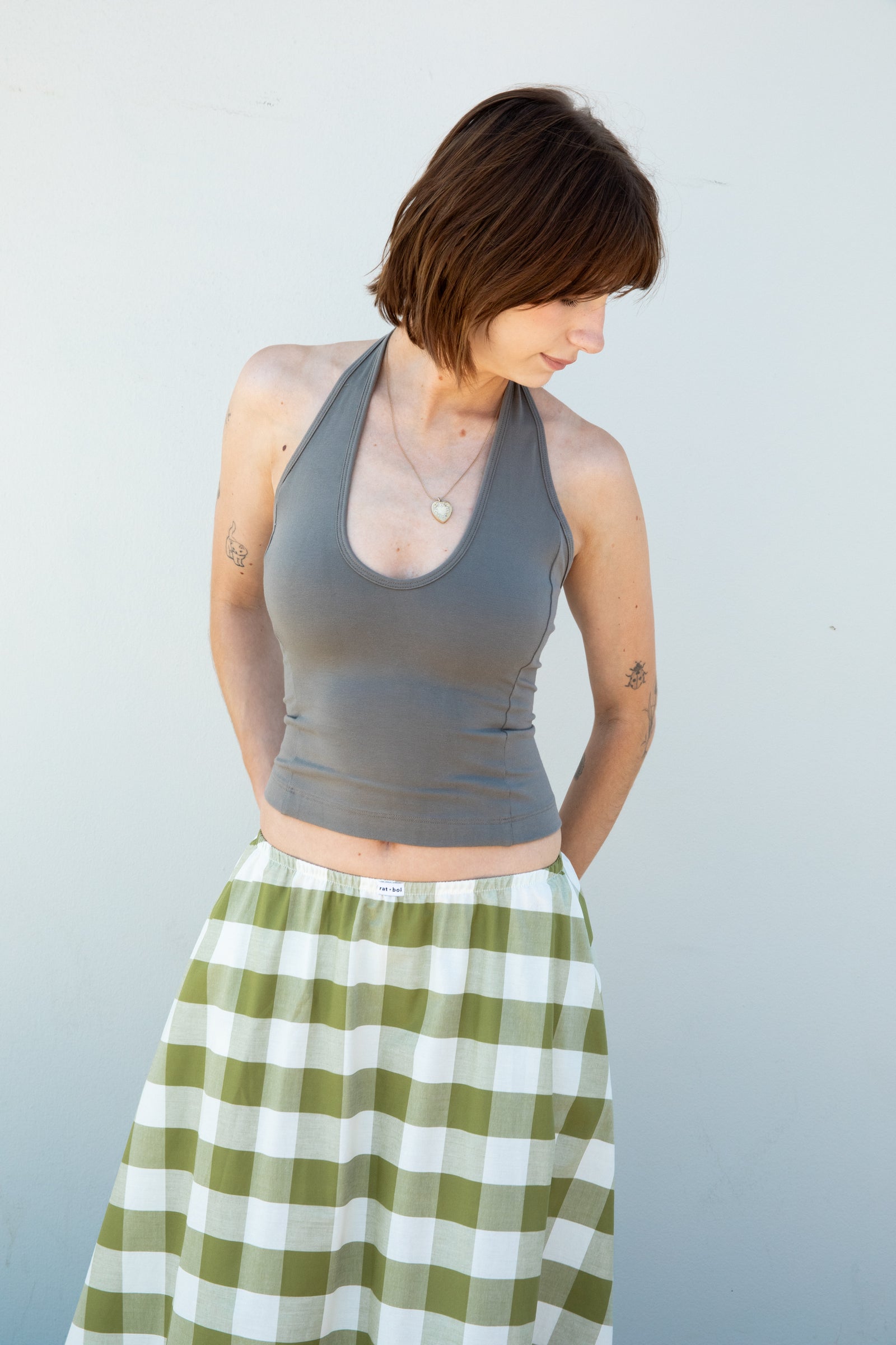 SPORTY HALTER TOP IN TAUPE