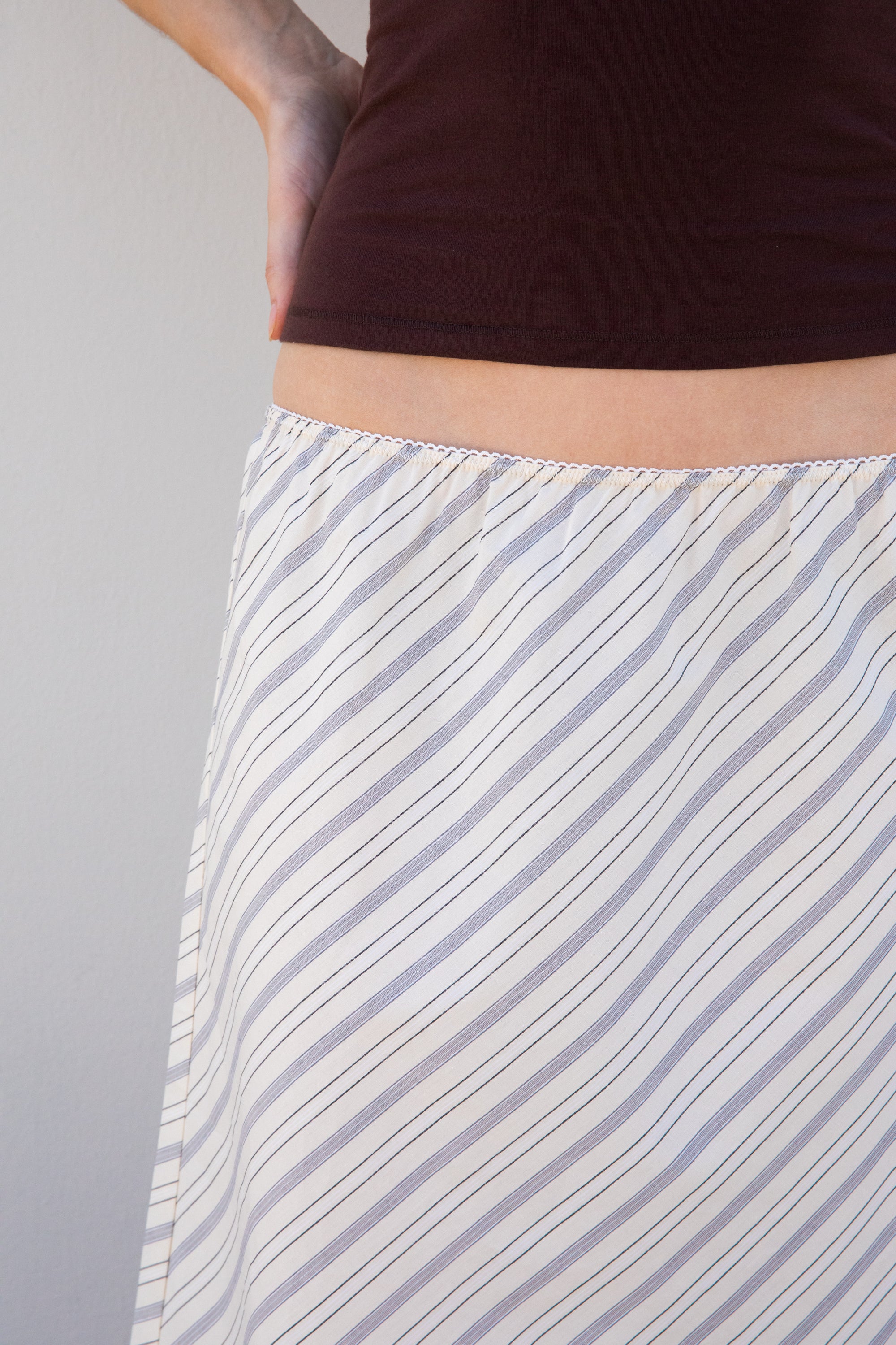 WOVEN BIAS MIDI SLIP SKIRT IN MERINGUE